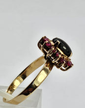 Cargar imagen en el visor de la galería, 0047: Vintage: Exquisite 14ct Gold Star Sapphire 12 Rubies Flower Head Ring- striking symmetry