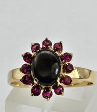 Cargar imagen en el visor de la galería, 0047: Vintage: Exquisite 14ct Gold Star Sapphire 12 Rubies Flower Head Ring- striking symmetry