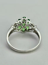 Cargar imagen en el visor de la galería, 1247: Vintage: 9ct White Gold 7 Emeralds 6 Diamonds Geometric Cluster Ring- eye candy