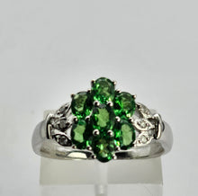 Cargar imagen en el visor de la galería, 1247: Vintage: 9ct White Gold 7 Emeralds 6 Diamonds Geometric Cluster Ring- eye candy