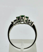Cargar imagen en el visor de la galería, 1247: Vintage: 9ct White Gold 7 Emeralds 6 Diamonds Geometric Cluster Ring- eye candy