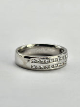 Cargar imagen en el visor de la galería, 1059: Vintage: 18ct White Gold Diamonds Stacker/Dress Ring- crisp, clean , eye candy