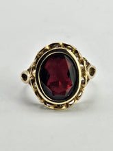 Cargar imagen en el visor de la galería, 0932: Vintage: 9ct Gold Garnet Signet Ring- classic in fine condition