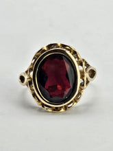 Cargar imagen en el visor de la galería, 0932: Vintage: 9ct Gold Garnet Signet Ring- classic in fine condition