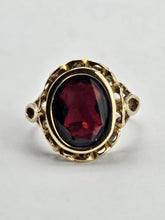 Cargar imagen en el visor de la galería, 0932: Vintage: 9ct Gold Garnet Signet Ring- classic in fine condition