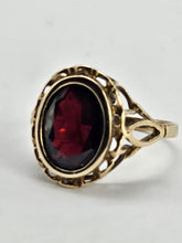 Cargar imagen en el visor de la galería, 0932: Vintage: 9ct Gold Garnet Signet Ring- classic in fine condition