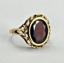 Cargar imagen en el visor de la galería, 0932: Vintage: 9ct Gold Garnet Signet Ring- classic in fine condition