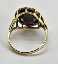 Cargar imagen en el visor de la galería, 0932: Vintage: 9ct Gold Garnet Signet Ring- classic in fine condition