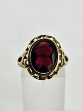 Cargar imagen en el visor de la galería, 0932: Vintage: 9ct Gold Garnet Signet Ring- classic in fine condition