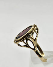 Cargar imagen en el visor de la galería, 0932: Vintage: 9ct Gold Garnet Signet Ring- classic in fine condition