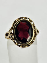 Cargar imagen en el visor de la galería, 0932: Vintage: 9ct Gold Garnet Signet Ring- classic in fine condition