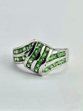 Cargar imagen en el visor de la galería, 1250: Vintage: 9ct White Gold 28 Emeralds Cocktail Ring- eye candy