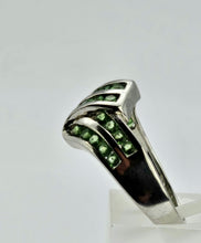 Cargar imagen en el visor de la galería, 1250: Vintage: 9ct White Gold 28 Emeralds Cocktail Ring- eye candy