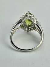 Cargar imagen en el visor de la galería, 1258: Vintage: 9ct Gold Lime Green Peridot Glacier Topaz Cocktail Ring- lovely combination