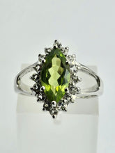 Cargar imagen en el visor de la galería, 1258: Vintage: 9ct Gold Lime Green Peridot Glacier Topaz Cocktail Ring- lovely combination