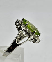 Cargar imagen en el visor de la galería, 1258: Vintage: 9ct Gold Lime Green Peridot Glacier Topaz Cocktail Ring- lovely combination
