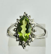 Cargar imagen en el visor de la galería, 1258: Vintage: 9ct Gold Lime Green Peridot Glacier Topaz Cocktail Ring- lovely combination