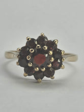 Cargar imagen en el visor de la galería, 1125: Vintage; 9ct Gold 11 Garnets Flower Head Cluster Ring- Date-Mark 1970 