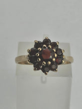 Cargar imagen en el visor de la galería, 1125: Vintage; 9ct Gold 11 Garnets Flower Head Cluster Ring- Date-Mark 1970 