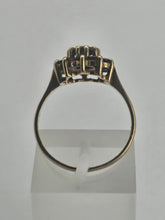 Cargar imagen en el visor de la galería, 1125: Vintage; 9ct Gold 11 Garnets Flower Head Cluster Ring- Date-Mark 1970 