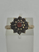 Cargar imagen en el visor de la galería, 1125: Vintage; 9ct Gold 11 Garnets Flower Head Cluster Ring- Date-Mark 1970 
