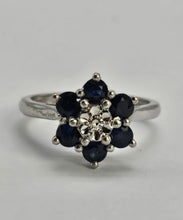 Cargar imagen en el visor de la galería, 1193: Vintage: 18ct White Gold French Blue Sapphires Diamond Flower Head Ring- Date Mark 1974