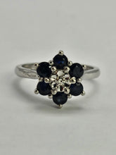 Cargar imagen en el visor de la galería, 1193: Vintage: 18ct White Gold French Blue Sapphires Diamond Flower Head Ring- Date Mark 1974
