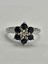 Cargar imagen en el visor de la galería, 1193: Vintage: 18ct White Gold French Blue Sapphires Diamond Flower Head Ring- Date Mark 1974