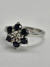 Cargar imagen en el visor de la galería, 1193: Vintage: 18ct White Gold French Blue Sapphires Diamond Flower Head Ring- Date Mark 1974