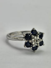 Cargar imagen en el visor de la galería, 1193: Vintage: 18ct White Gold French Blue Sapphires Diamond Flower Head Ring- Date Mark 1974