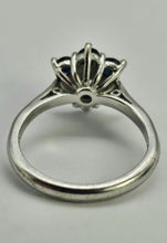 Cargar imagen en el visor de la galería, 1193: Vintage: 18ct White Gold French Blue Sapphires Diamond Flower Head Ring- Date Mark 1974