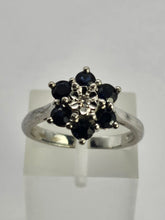 Cargar imagen en el visor de la galería, 1193: Vintage: 18ct White Gold French Blue Sapphires Diamond Flower Head Ring- Date Mark 1974