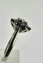Cargar imagen en el visor de la galería, 1193: Vintage: 18ct White Gold French Blue Sapphires Diamond Flower Head Ring- Date Mark 1974