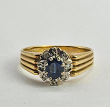 Cargar imagen en el visor de la galería, 1392: Vintage: 18ct Gold Cornflower Blue Sapphires Diamonds Cluster Ring-