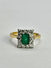 Cargar imagen en el visor de la galería, 1179: Vintage: 18ct Gold Rectangular Cut Emerald 14 Diamonds Cocktail Ring- true beauty
