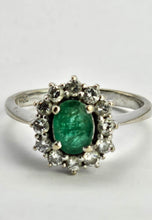 Cargar imagen en el visor de la galería, 1338: Vintage: 18ct White Gold Emerald (0.5ct) Diamonds (0.5ct) Ring- beautifully balanced,