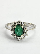 Cargar imagen en el visor de la galería, 1338: Vintage: 18ct White Gold Emerald (0.5ct) Diamonds (0.5ct) Ring- beautifully balanced,