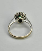 Cargar imagen en el visor de la galería, 1338: Vintage: 18ct White Gold Emerald (0.5ct) Diamonds (0.5ct) Ring- beautifully balanced,