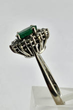 Cargar imagen en el visor de la galería, 1338: Vintage: 18ct White Gold Emerald (0.5ct) Diamonds (0.5ct) Ring- beautifully balanced,