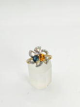 Cargar imagen en el visor de la galería, 1216: Vintage: 9ct Gold Swirl Cocktail Ring- Citrine, Blue & Glacier Topaz