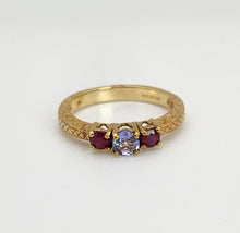 Cargar imagen en el visor de la galería, 1398: Vintage: 9ct Gold Rubies Tanzanite 3-Stone Ring- a rare, beautiful combination