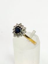 Cargar imagen en el visor de la galería, 1428: Vintage: 9ct Gold Heart-Cut Blue Sapphire Diamonds Cluster Ring- classic