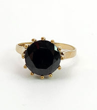 Cargar imagen en el visor de la galería, 1094: Vintage: 9ct Gold Round Cut Red Garnet Solitaire- Date Mark 1974