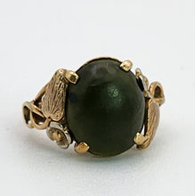 Cargar imagen en el visor de la galería, 1130: Vintage Rare: 9ct Gold Green Nephrite "Carbuncle" Ring- ornate shan