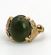 Cargar imagen en el visor de la galería, 1130: Vintage Rare: 9ct Gold Green Nephrite "Carbuncle" Ring- ornate shan