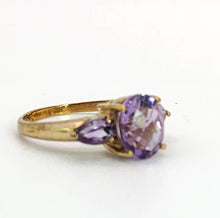 Cargar imagen en el visor de la galería, 1131 Vintage: 9ct Gold Lilac Amethyst Trilogy Dress Ring- captivating cut combination