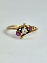 Cargar imagen en el visor de la galería, 1442: Vintage; 18ct Gold Ruby Diamonds Three Stone Ring