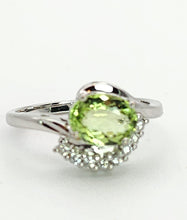 Cargar imagen en el visor de la galería, 1384: Vintage: 18ct White Gold Green Paraiba Tourmaline Diamonds Ring- Exquisite