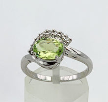 Cargar imagen en el visor de la galería, 1384: Vintage: 18ct White Gold Green Paraiba Tourmaline Diamonds Ring- Exquisite