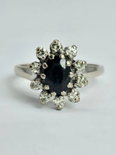 Cargar imagen en el visor de la galería, 1469: Vintage: 18ct White Gold French Blue Sapphire Diamonds Diana Cluster Ring